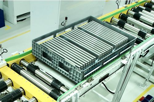 左手訂單右手擴產 動力電池產業迎來爆發式增長，搶人大戰悄然上演